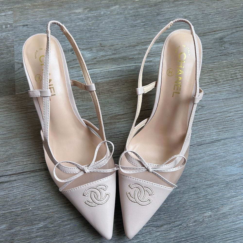CHANEL Cream Heels with Slingback and Pointed Toe